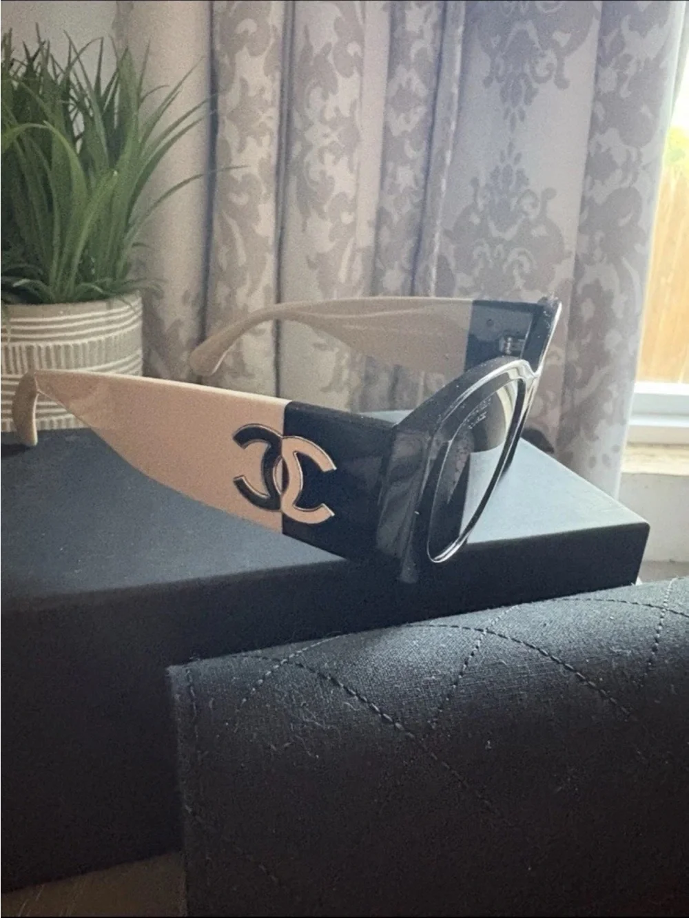 CHANEL Black Sunglasses with Beige Logo Temples Polarized NEW